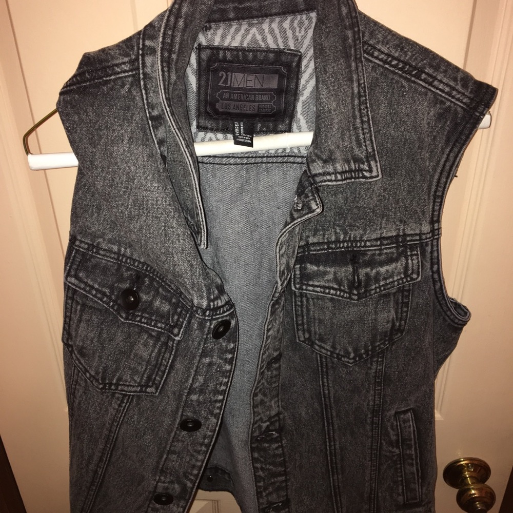 21 Men (Forever 21) Black Denim Vest. Size M